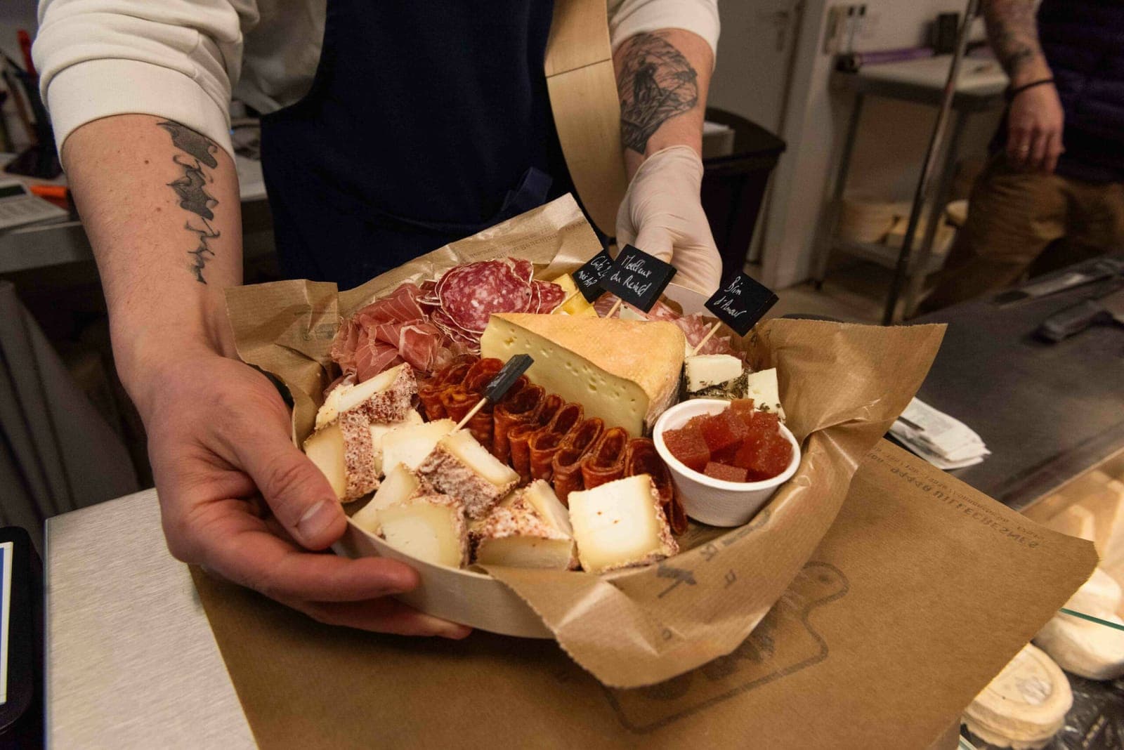 Un plateau de fromages et de charcuterie préparé à la Fromagerie Meumeu