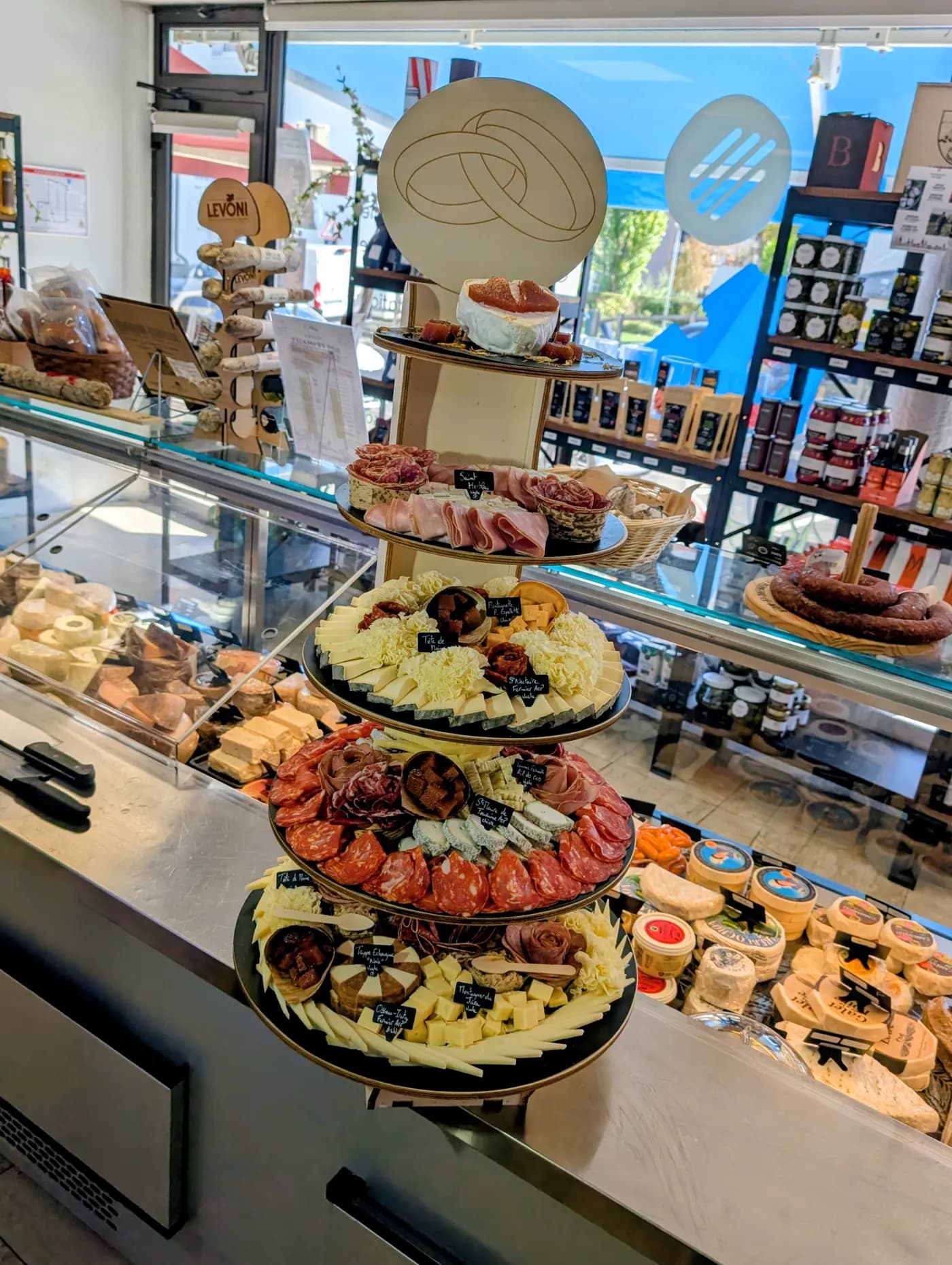 Pièce montée de fromages et de charcuterie sur présentoir