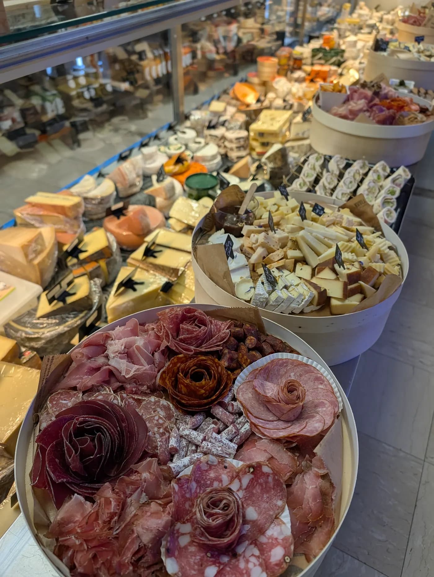 Buffet de fromages et grand plateau de charcuterie en fleurs