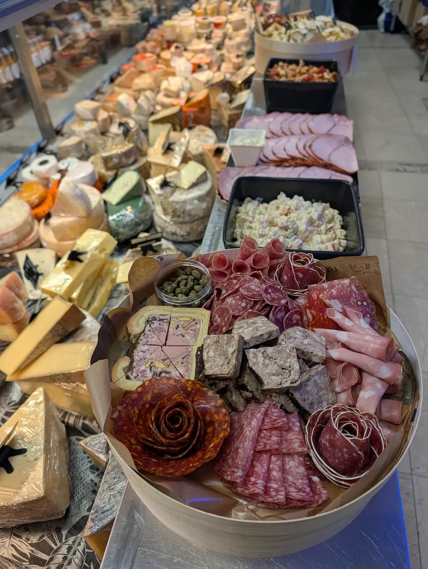 Buffet traiteur : plateaux de charcuterie, fromages et salades