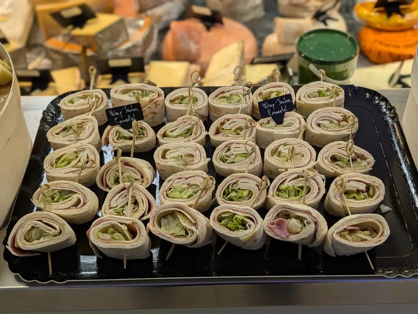 Plateau de wraps roulés préparés pour un buffet