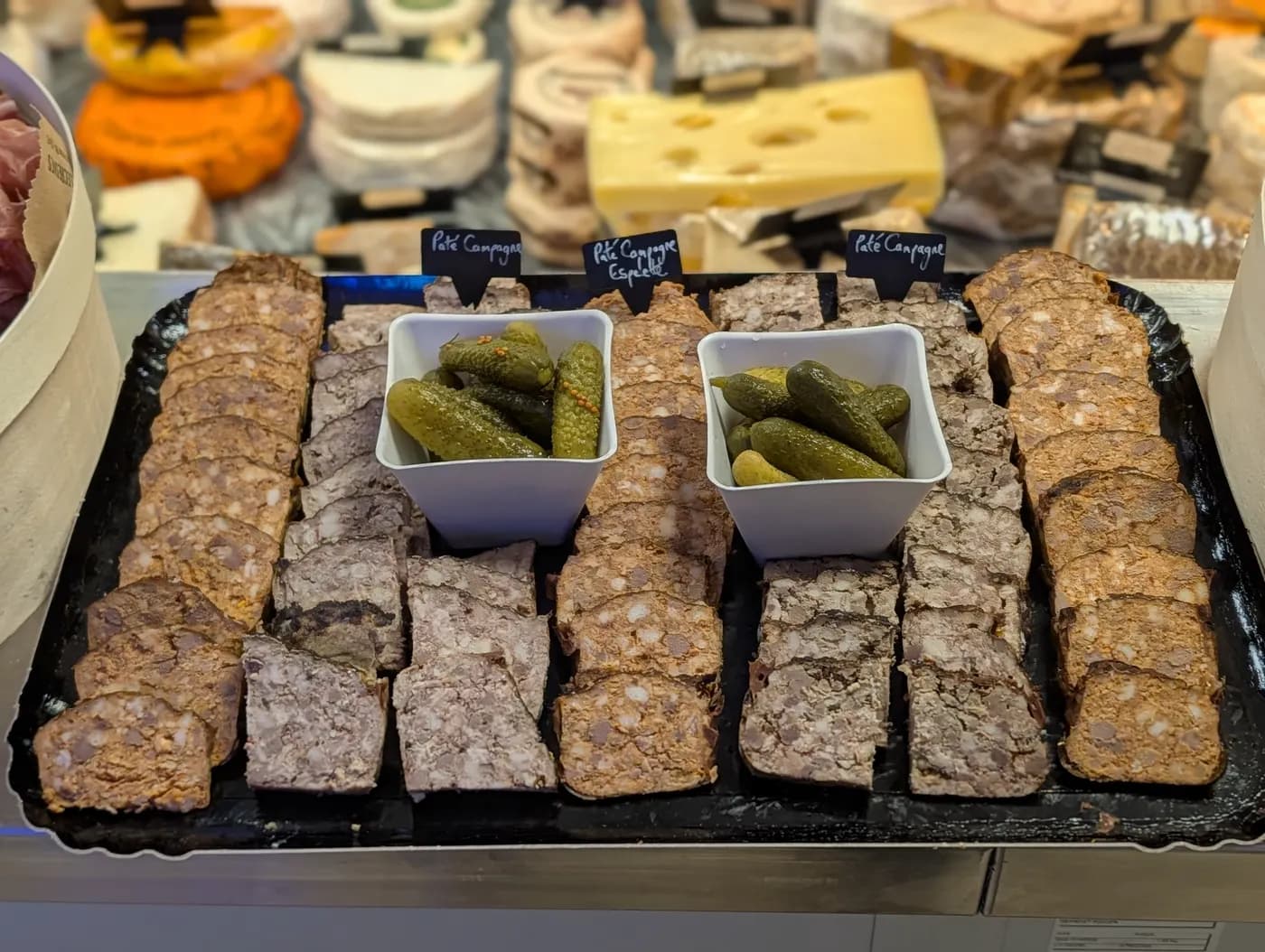 Plateau de pâtés, rillettes et cornichons