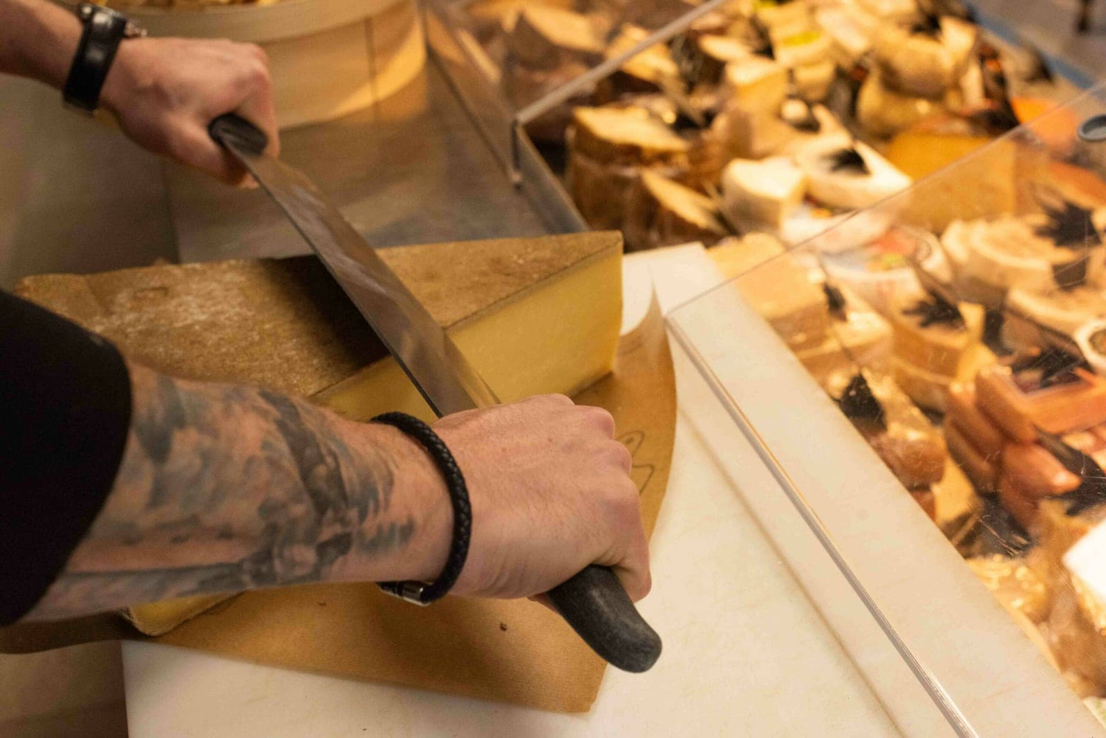 Julien Meunier découpant une meule de comté